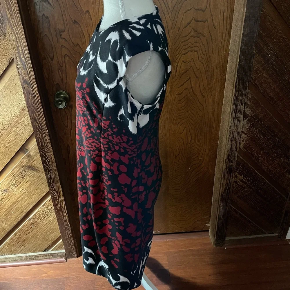 Chicos Black Red White dress Animal Print Cap Sleeve Sheath size 6 Sz 0.5 small - Picture 8 of 16
